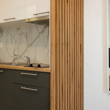 Ara Luxury بوليخرونو